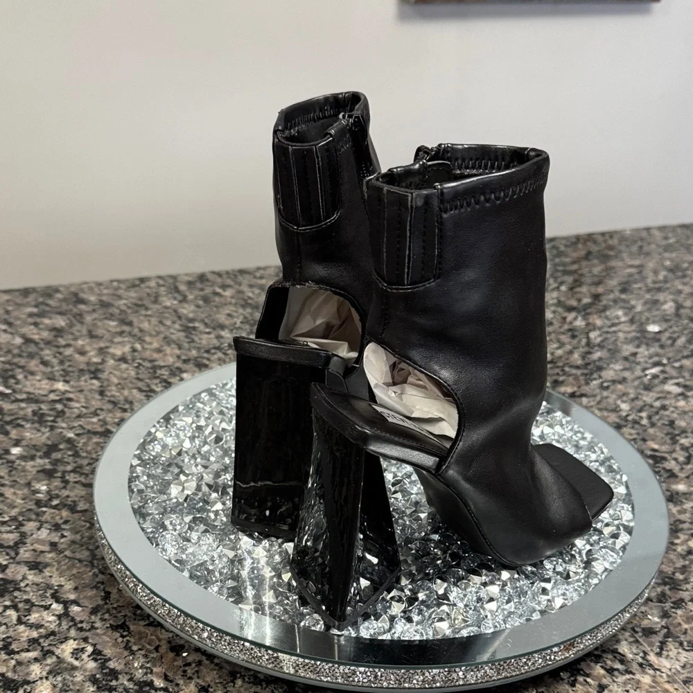 Steve Madden Black Open-Toe triangular Heeled sock Booties MEW 6.5